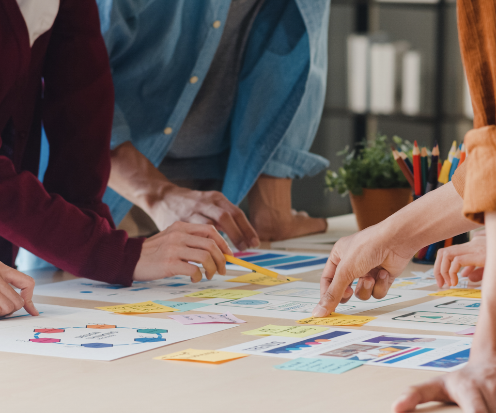 Personas colaborando sobre ideas y procesos de trabajo