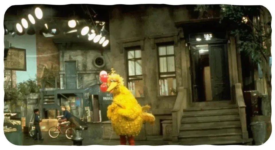 La calle de Sesame Street, con sus escaleras y sus cubos de basura metálicos